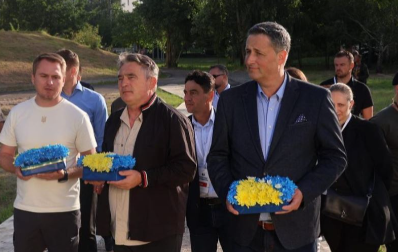 Bećirović i Komšić se poklonili žrtvama u Ukrajini
