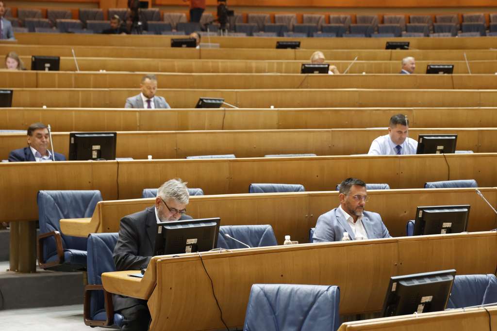 Usvojeni Zakon o strancima i Zakon o vinu