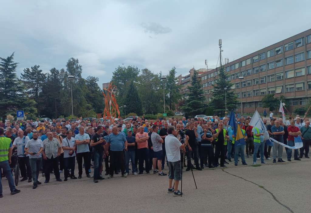 Radnici ArcelorMittala Zenica održali polusatni protest pred zgradom Uprave