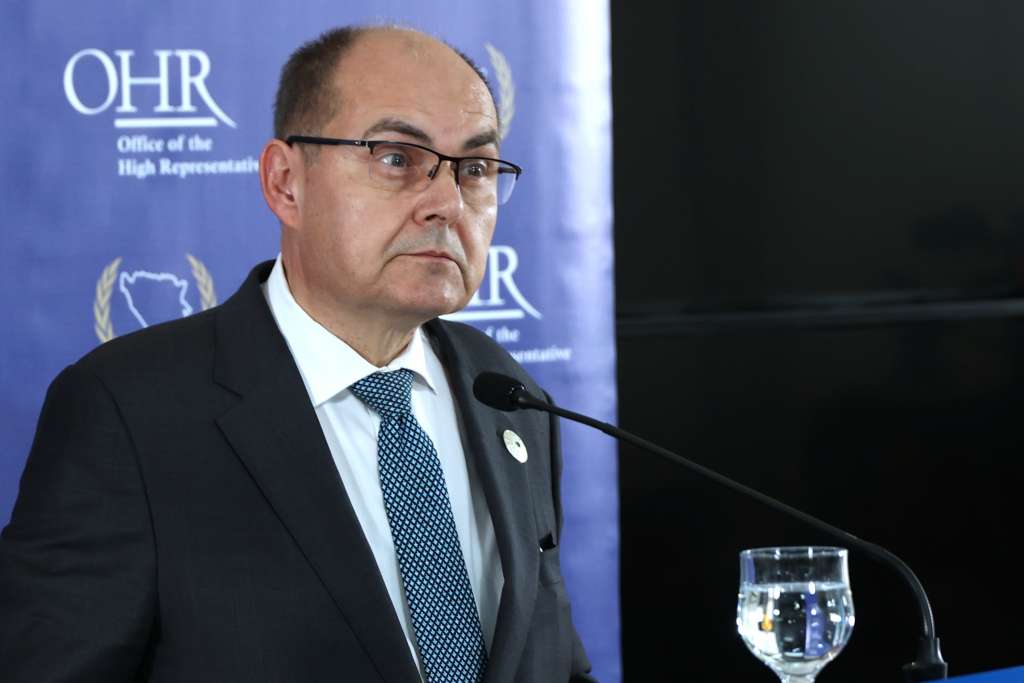 Schmidt najavio da će zabraniti obavljanje funkcija osuđenima za ratne zločine