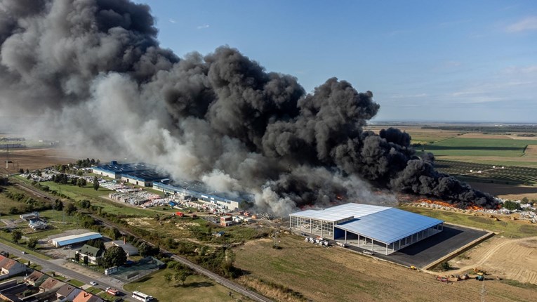 Ogroman požar u Osijeku, dim prešao u BiH