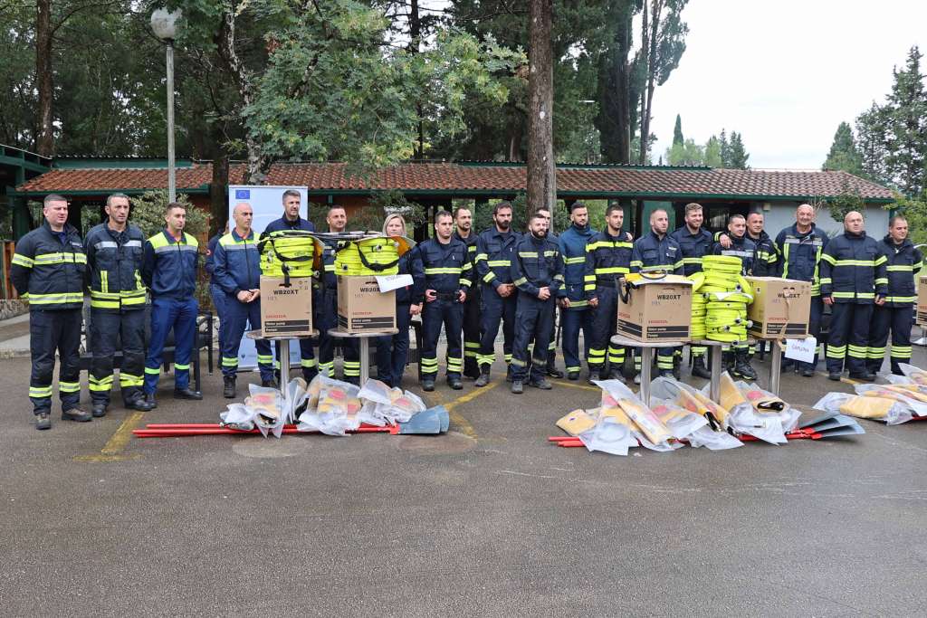 Vatrogascima u BiH uručena specijalizirana oprema za gašenje požara (VIDEO)