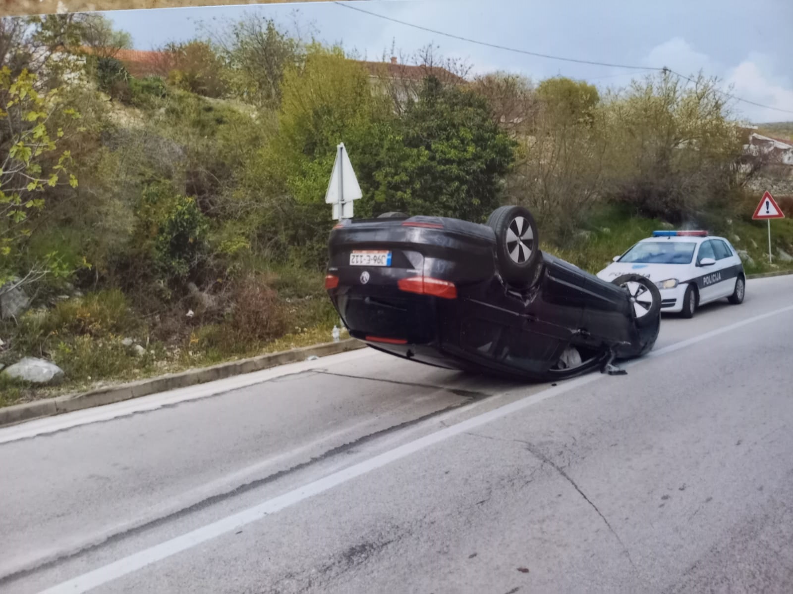 <strong>Zbog ulja na cesti auto mu završilo na krovu i nitko nije kriv?</strong>