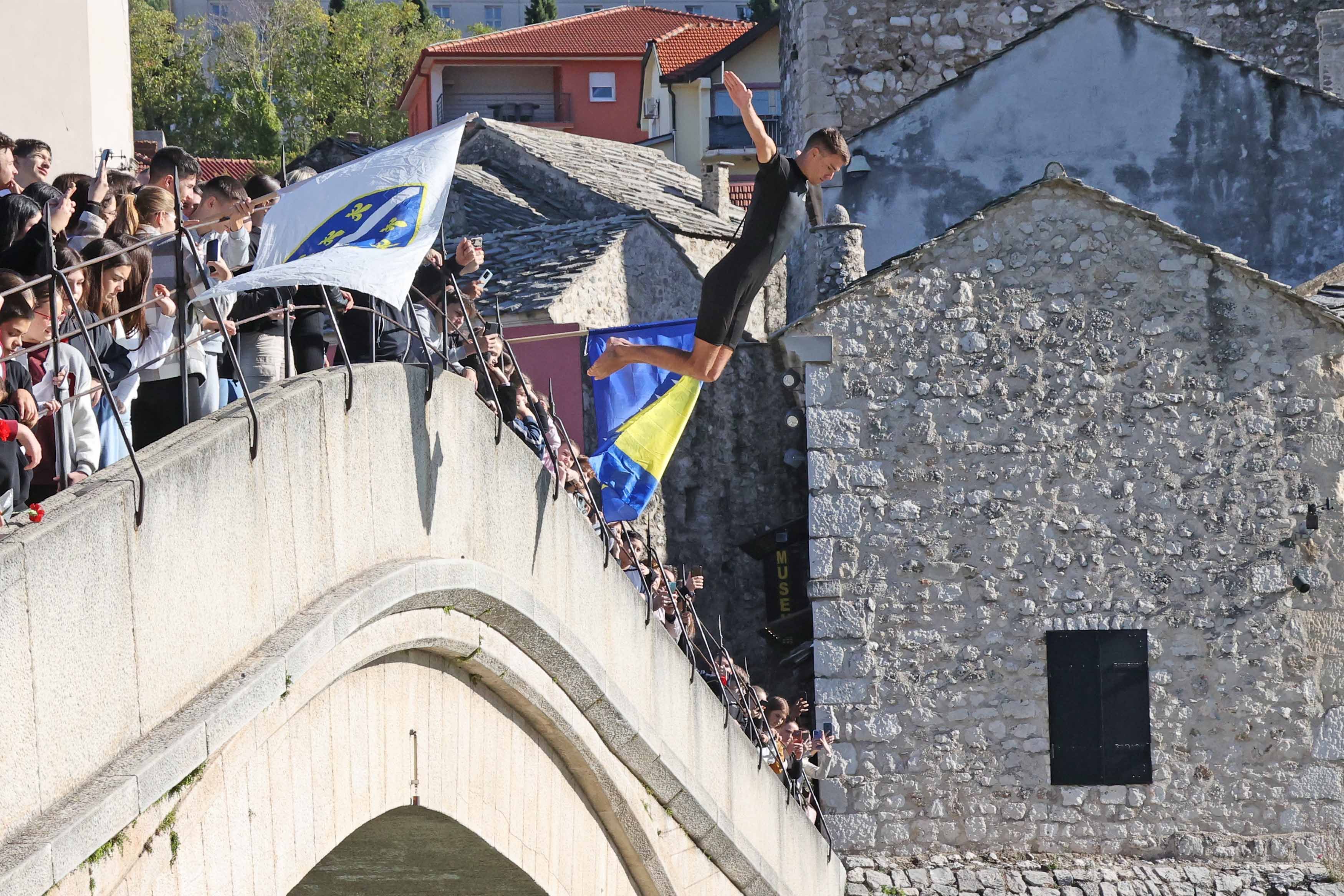 Skokom bez aplauza obilježena 30. godišnjica rušenja Starog mosta