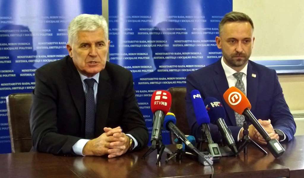 Hrvatski ministar u Vitezu podijelio 25 ugovora ukupne vrijednosti milijun eura (VIDEO)