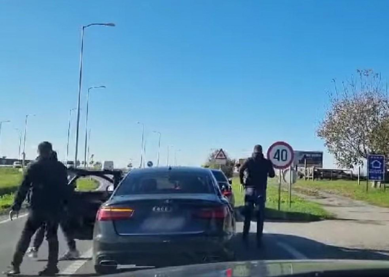 VIDEO Uoči Kolone sjećanja napadnut auto sa studentima iz Srbije: ‘Policajci su samo gledali‘