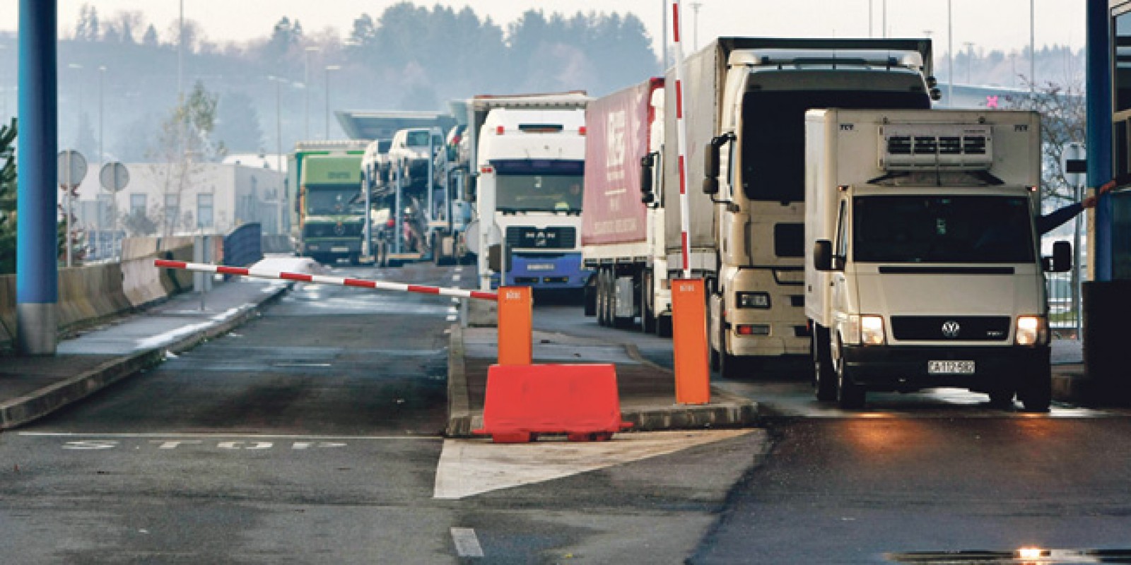 Izvoz i uvoz i dalje padaju, zaposlenost stagnira, država probleme gura pod tepih