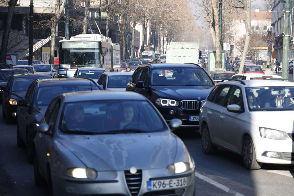 Duge kolone na ulazu u BiH