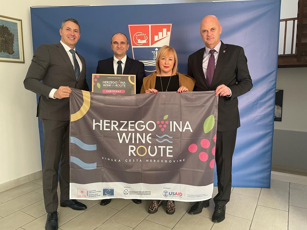 <strong>Zajedno pokažimo svijetu bogatstvo vina, gastronomije i jedinstvenog načina života<br><br>Vanjskotrgovinska komora BiH i Grad Stolac potpisali Memorandum o razumijevanju</strong>