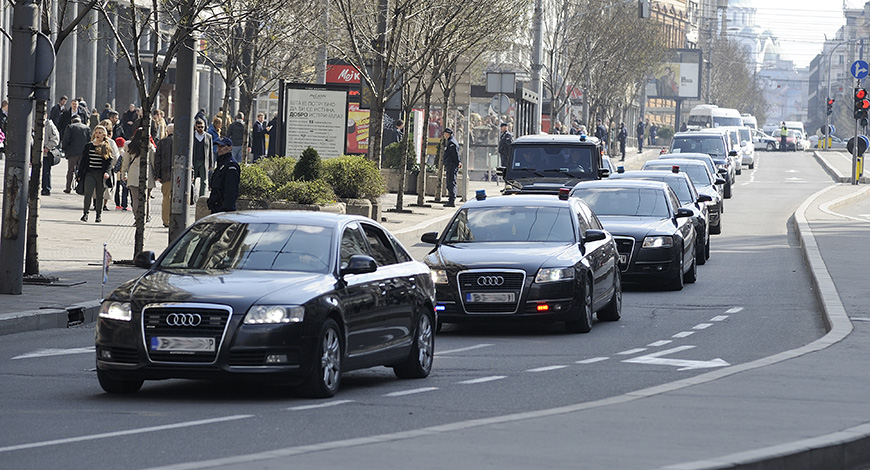 VOZIKANJE NA RAČUN GRAĐANA Samo na održavanje voznog parka godišnje spiskaju 15 milijuna maraka