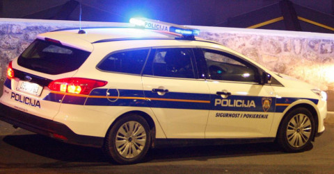 Nevjerojatno: Mercedes bježao policiji brzinom i do 170 km/h. Vozila ga je djevojčica (12)?!