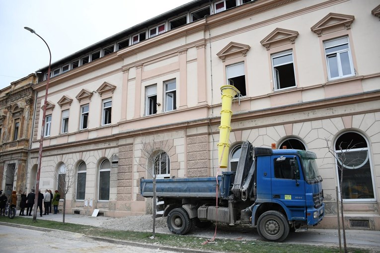 Muškarac potpuno gol hodao ispred učeničkog doma, uhićen je