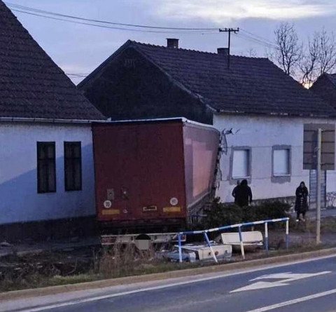 Kamion se zabio u obiteljsku kuću, ozlijeđene dvije osobe: ‘Kabina im je prošla kroz dnevni boravak!‘